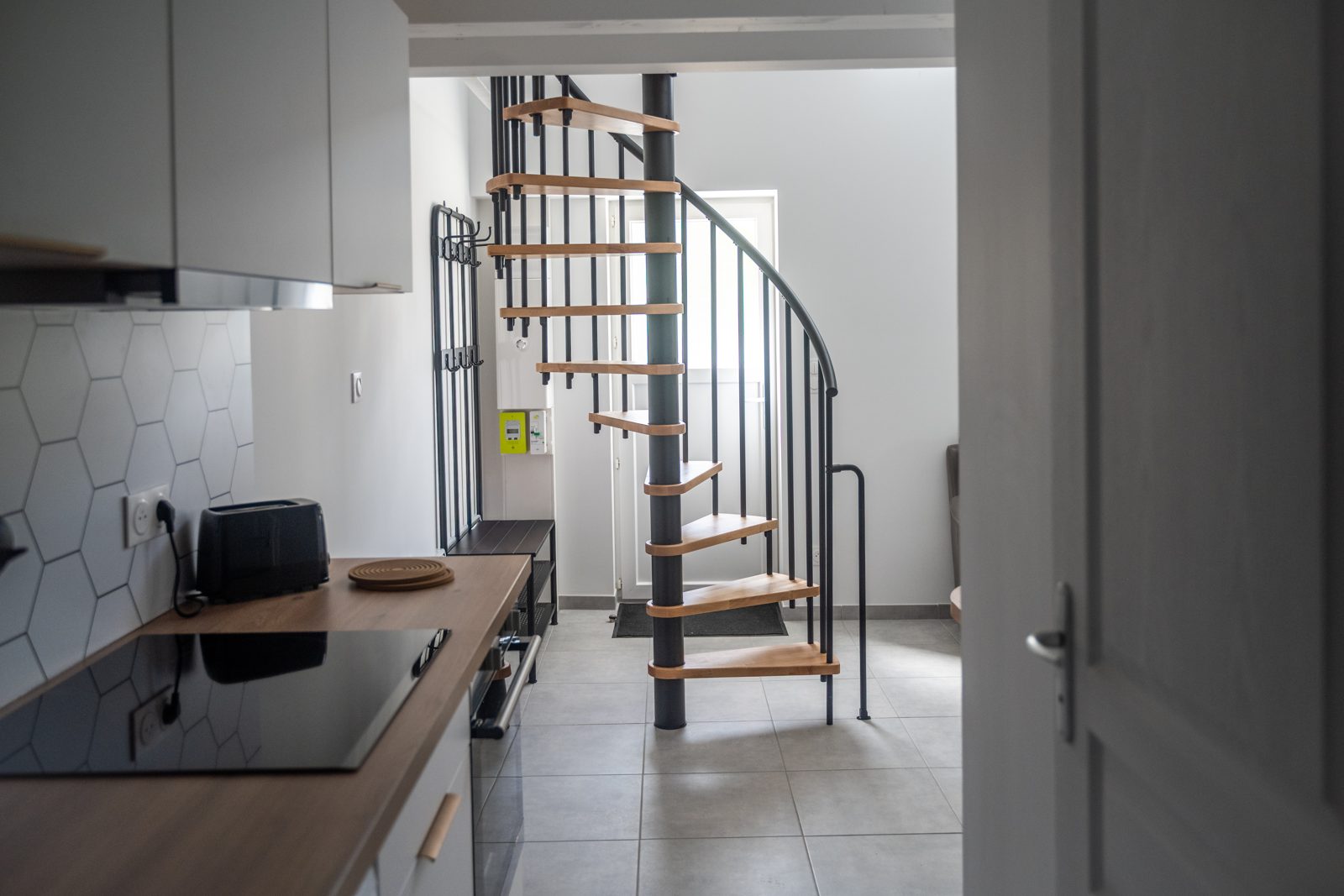 La cuisine et l'escalier en colimaçon du Duo