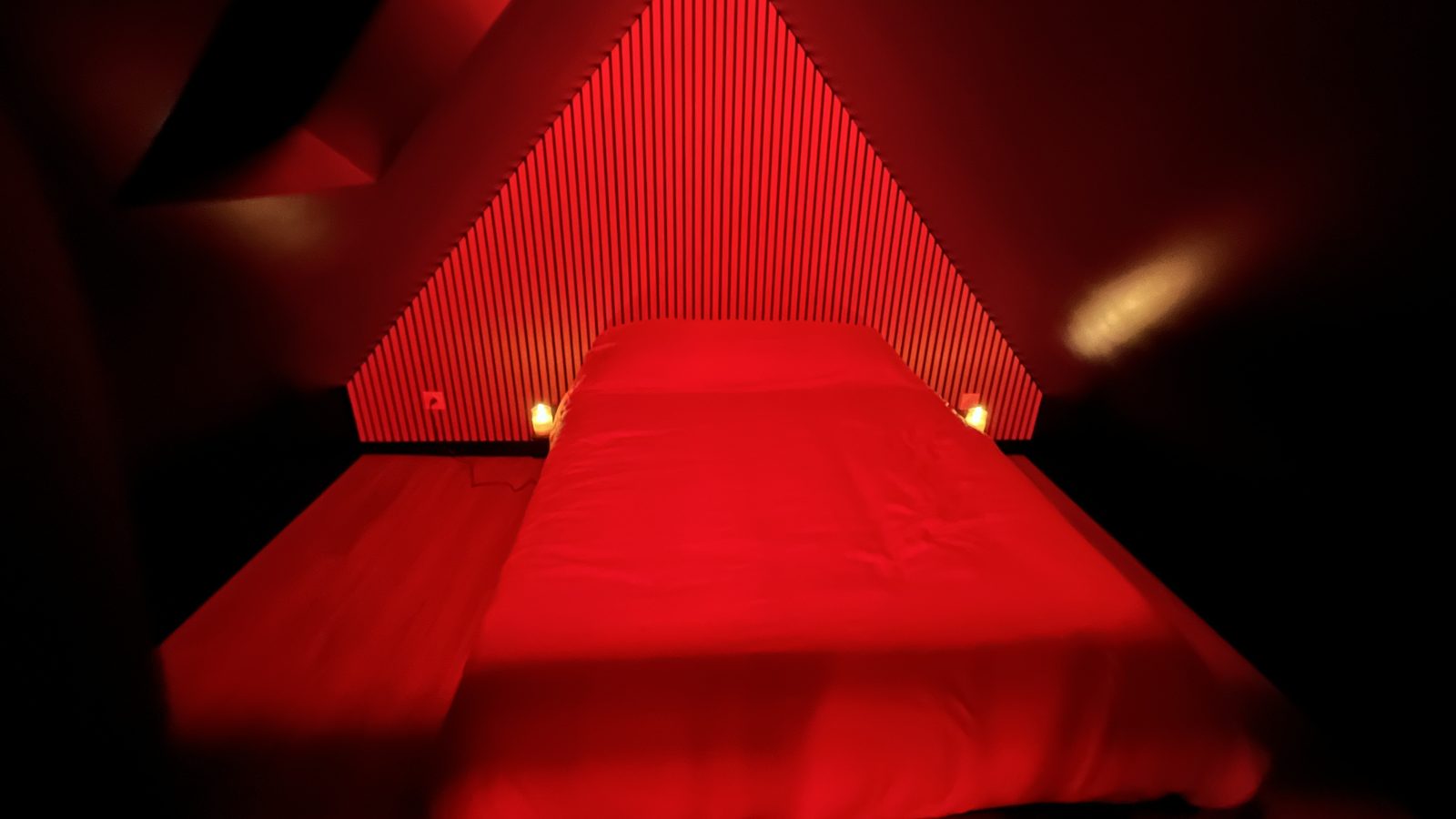La chambre sous éclairage rouge